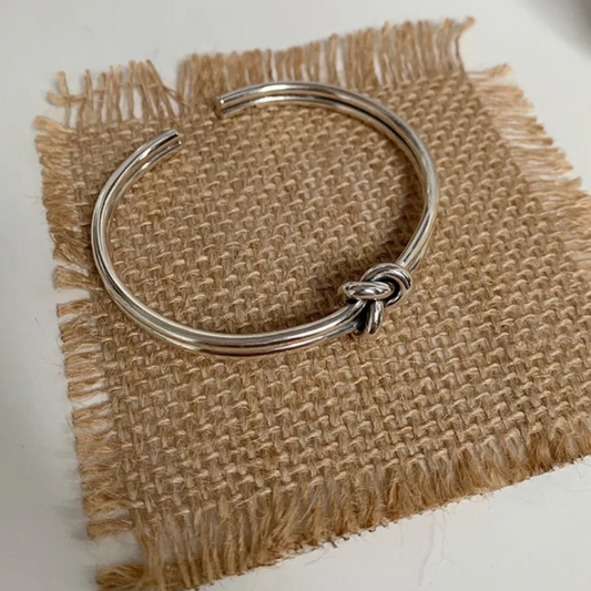 Simpel knot bracelet.